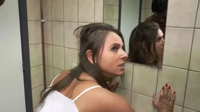 Older woman pleasureized by two guys in the bathroom! – american hot mom – PornMood