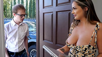 Hot Milf Young Nerd Helps her Hot MILF Neighbor with her Laptop – american hot mom – PornMood