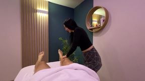 Masseuse caught the client jerking off and gave him a happy ending massage – american hot mom – PornMood