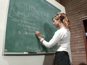 गंदी चोदने लायक मम्मी को सिर देने में मजा आता है और डेस्क पर पटक दिया जाता है – Pornmood