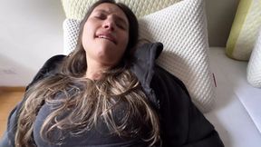 मेरे पति एक यात्रा पर गए और अपने सचिव को छोड़ दिया, उसने मेरी पहली लेस्बियन धारा निकालने में मेरी मदद की। – Pornmood