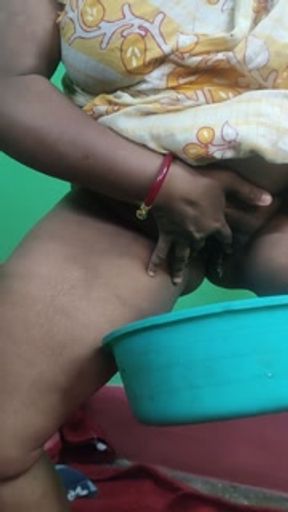 Kolkata Boudi Pissing herself in Sharee – Porn Mood