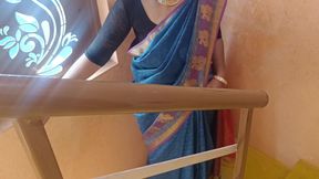 धोखेबाज गृहिणी सीढ़ियों में रोमांस करती है – Pornmood