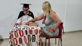 Entiado अपनी सौतेली मम्मी की गांड में अपना छोटा लंड डालने के लिए ग्रेजुएशन पार्टी में नहीं गई – Pornmood